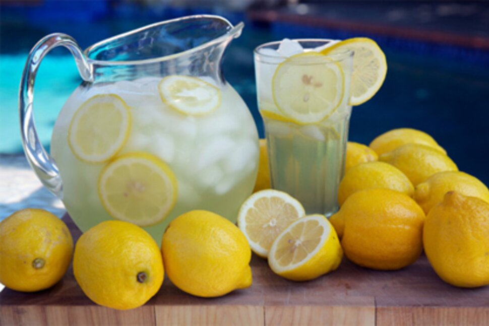 lemonade with lemons