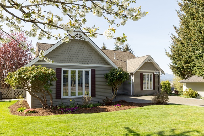 Effects Of Spring Weather on Exterior Paint