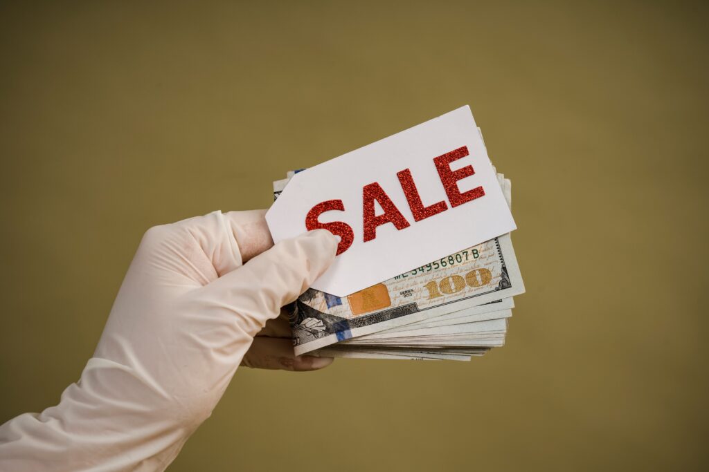 fast cash sale cash and sale sign